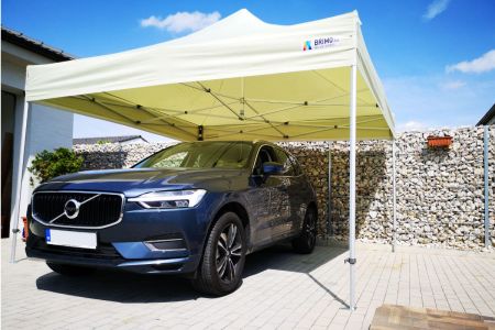 Tenda promozionale presso uno showroom di automobili